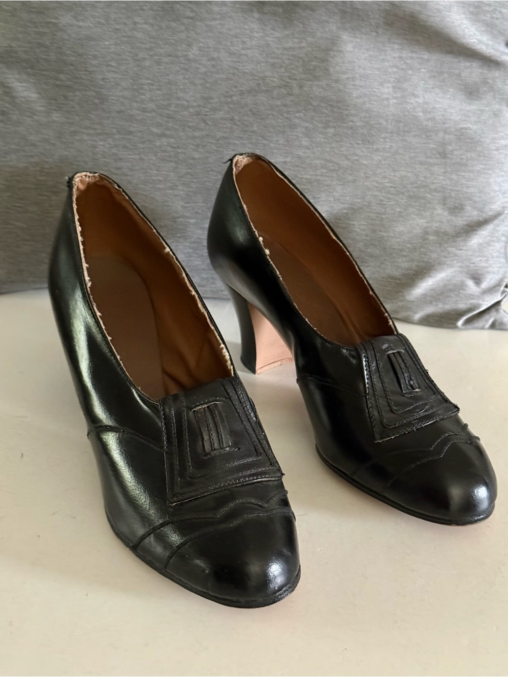 VINTAGE 1940’S DECOR/DISPLAY-ONLY WOMEN’S HEELED PUMP